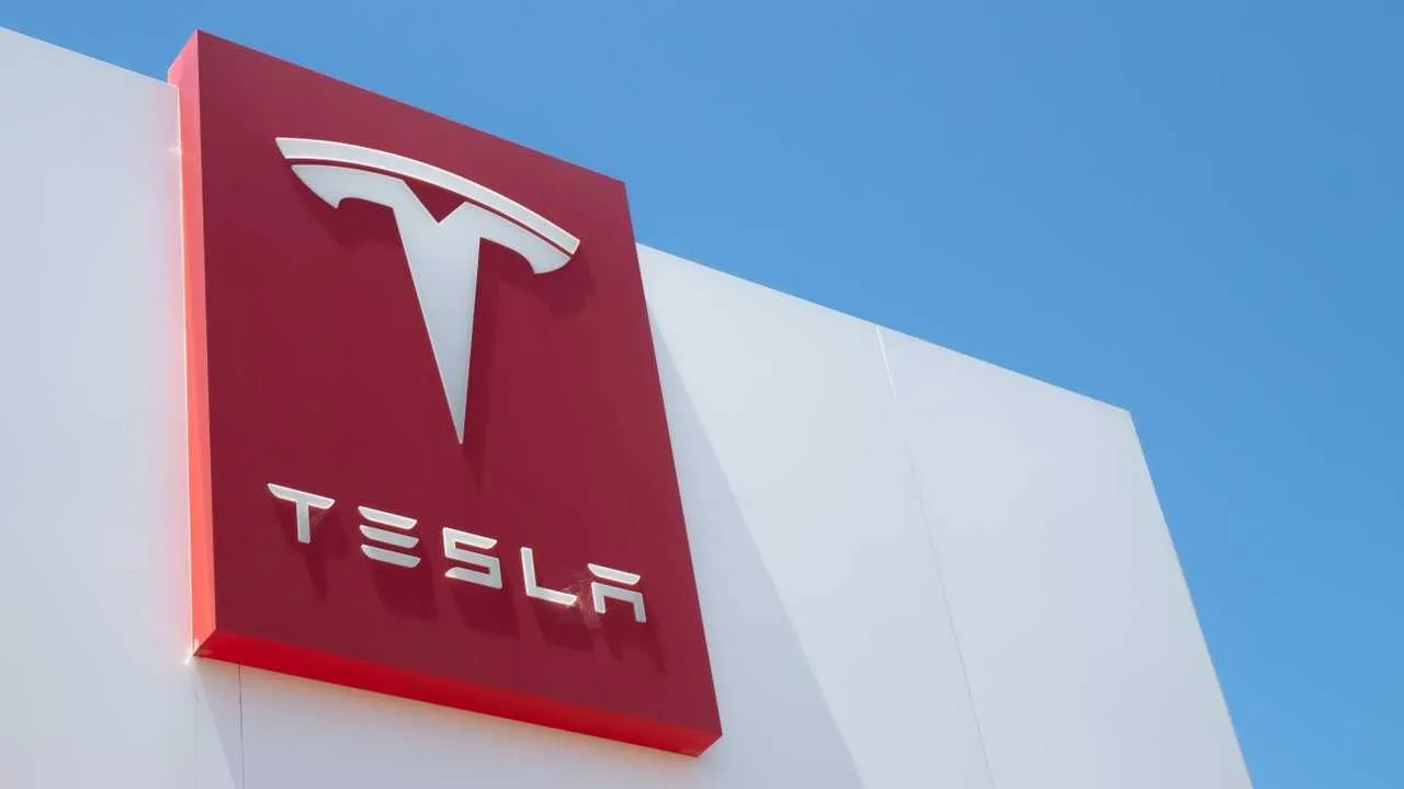 Tesla, Çin'de aynı fiyata daha güncel bir Model Y'yi piyasaya sürüyor!