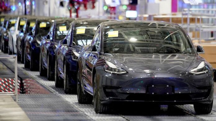 Tesla 5 milyonuncu elektrikli otomobilini üretti