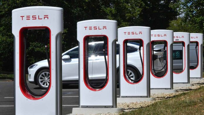 Tesla, ABD'de şarj istasyonlarında trafik sıkışıklık ücreti getiriyor
