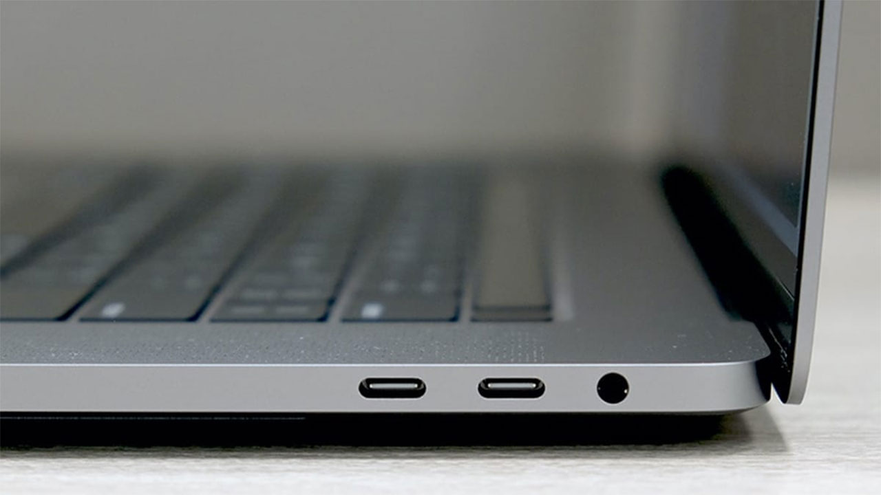 Yeni Mac’ler USB-C portlarından sıvı temasını algılayabiliyor