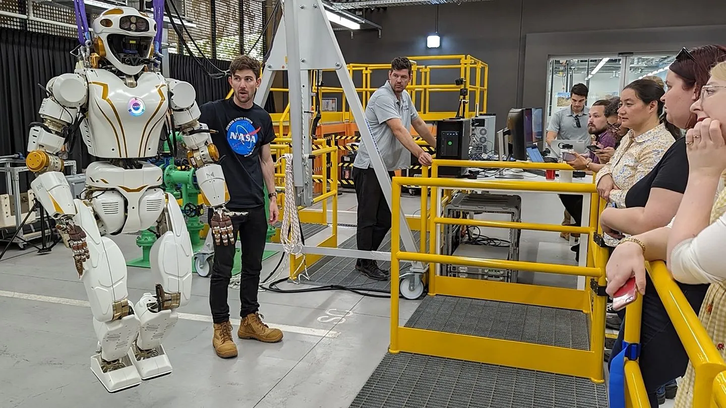 NASA uzayda insansı robotlar ile çalışacak!