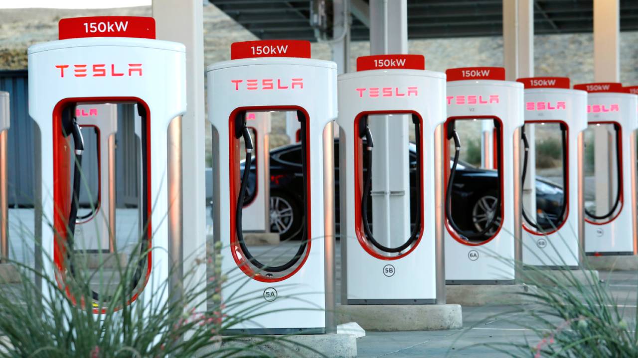 Tesla’dan dev hamle: dünyanın en büyük Supercharger istasyonu geliyor!