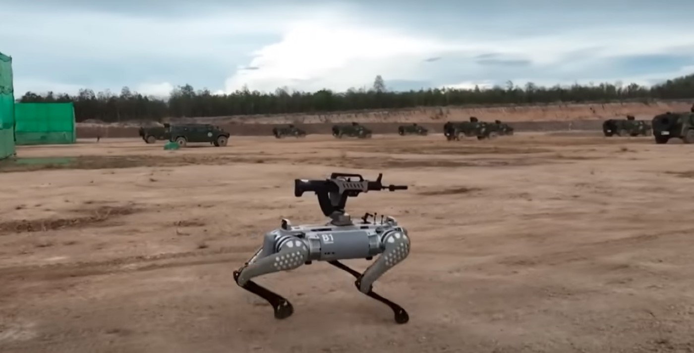 Çin’den makineli tüfek kullanan robot köpek ve AI destekli yavrusu!