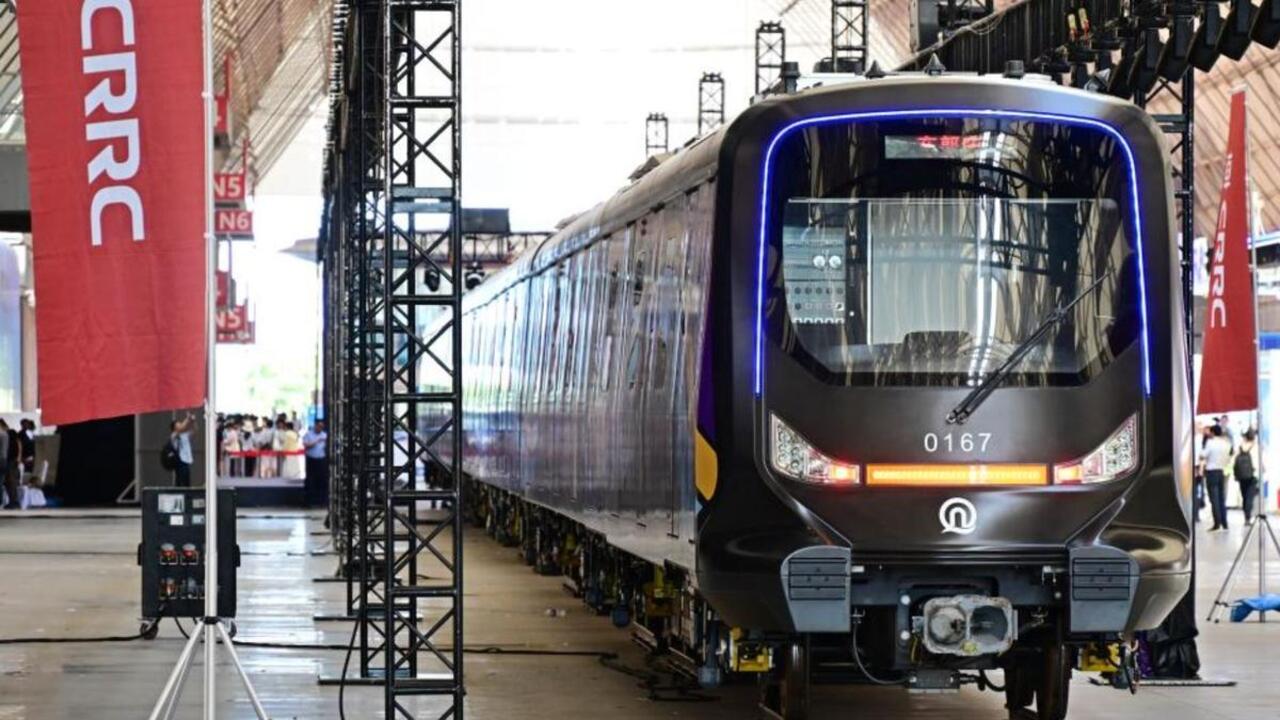 Çin, karbon fiberden yapılmış dünyanın ilk yolcu trenini hizmete aldı