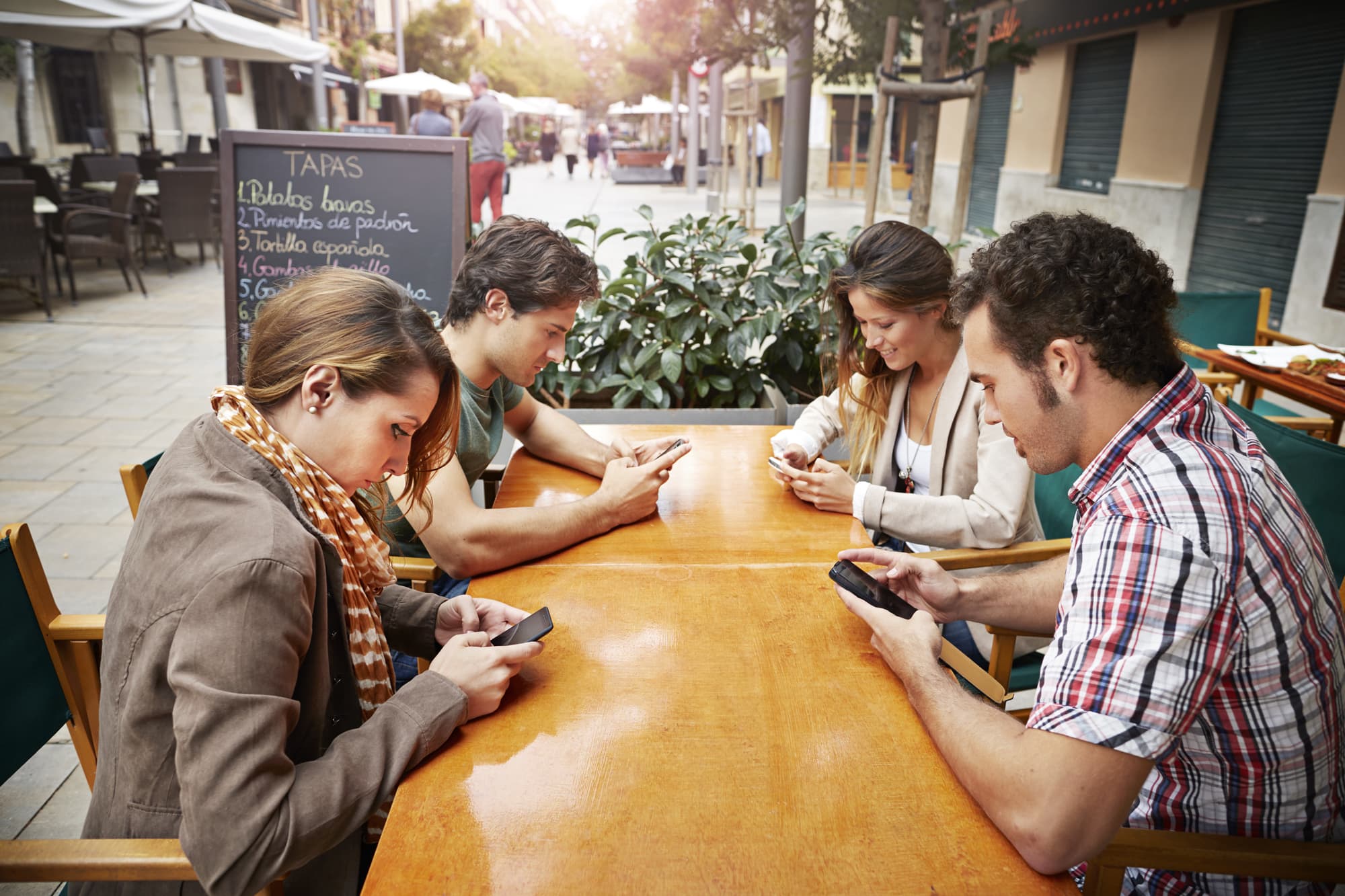 Teknolojinin insan ilişkilerine etkisi bağlantıda mıyız yoksa kopuk mu yaşıyoruz?