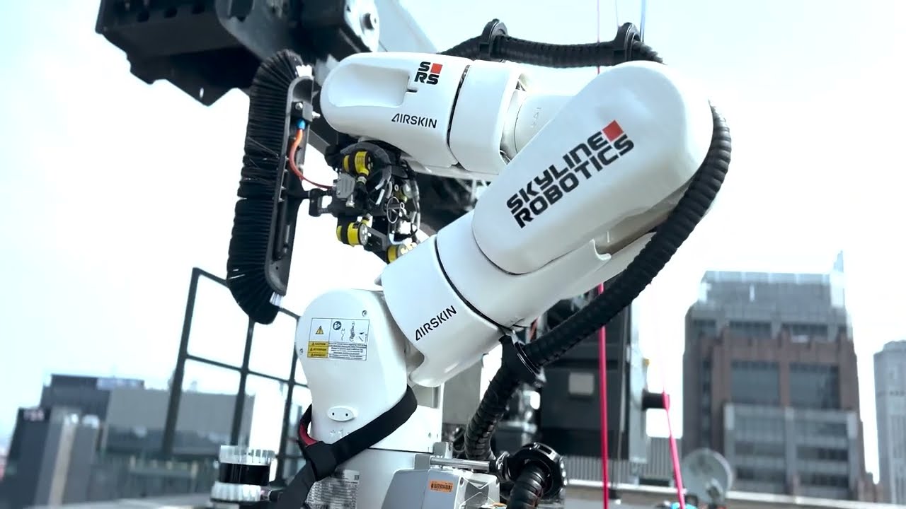 İnsanlardan üç kat hızlı cam silen robotlar göreve başladı!