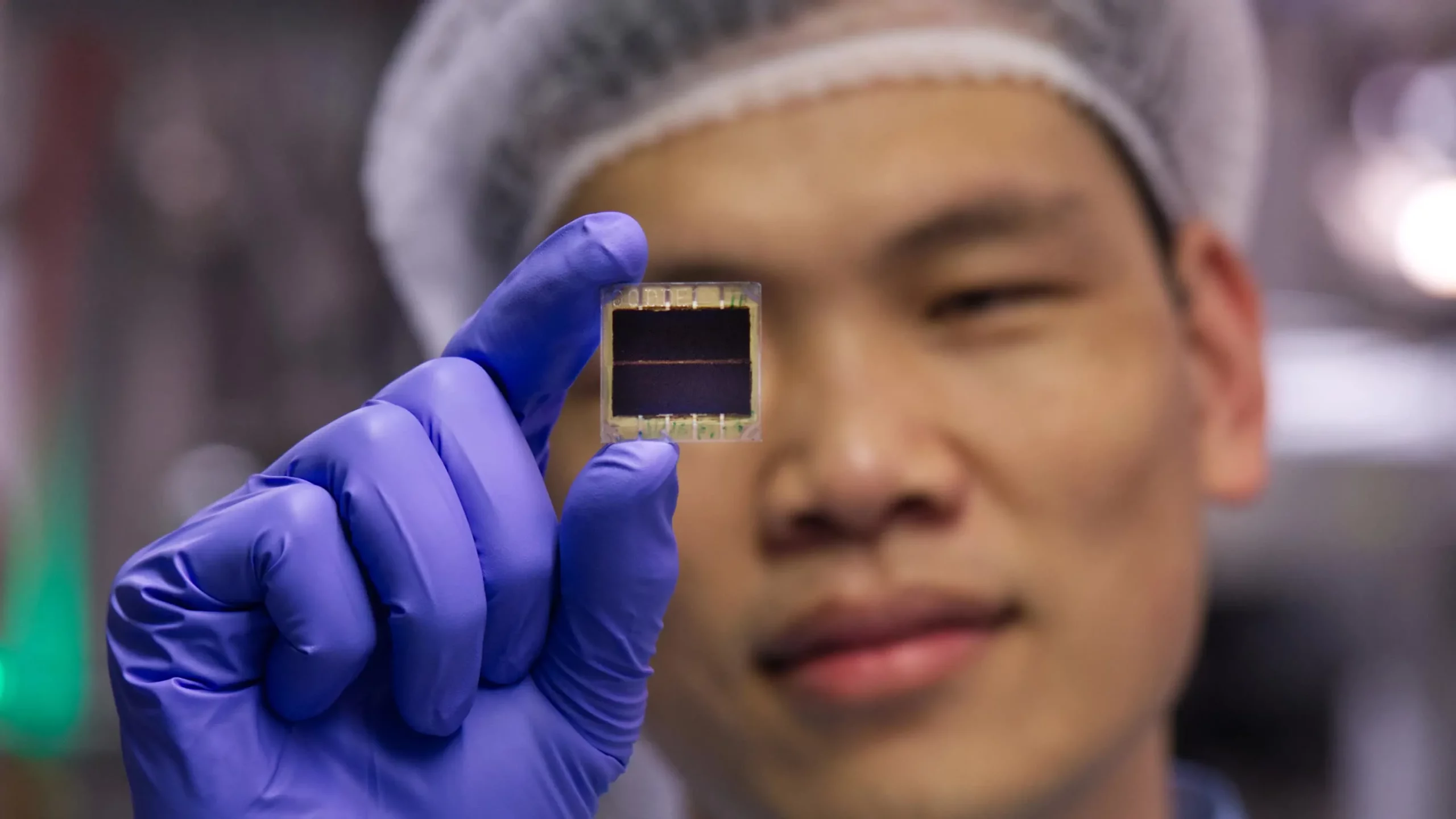 Esnek güneş paneli sırt çantasına basılabiliyor