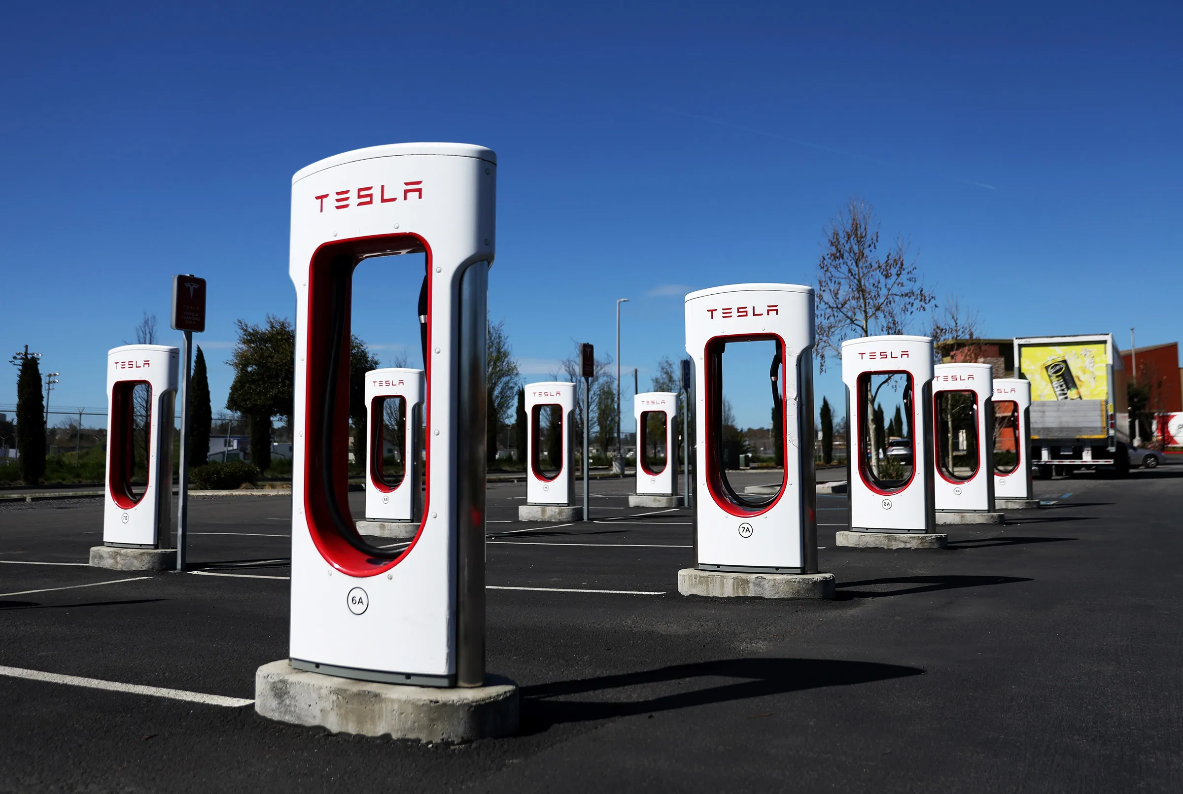 Tesla’nın Supercharger ağı 60.000 şarj istasyonuna ulaştı