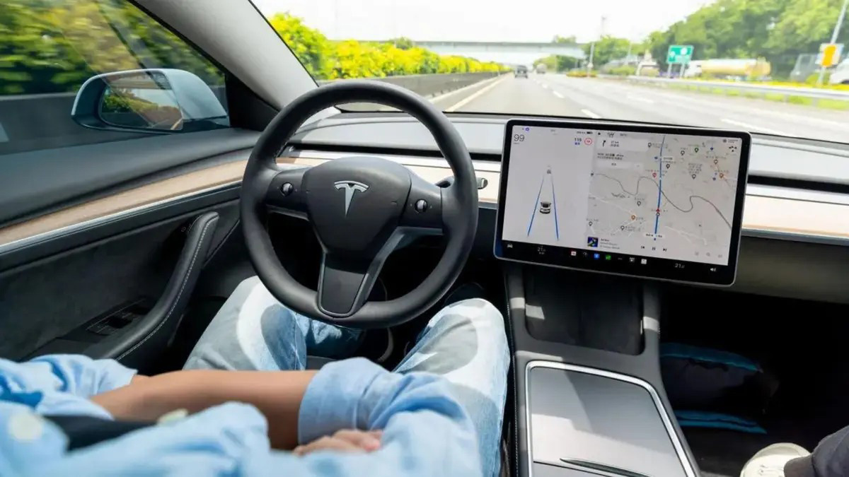 Tesla modelleri için büyük yazılım güncellemesi geliyor!