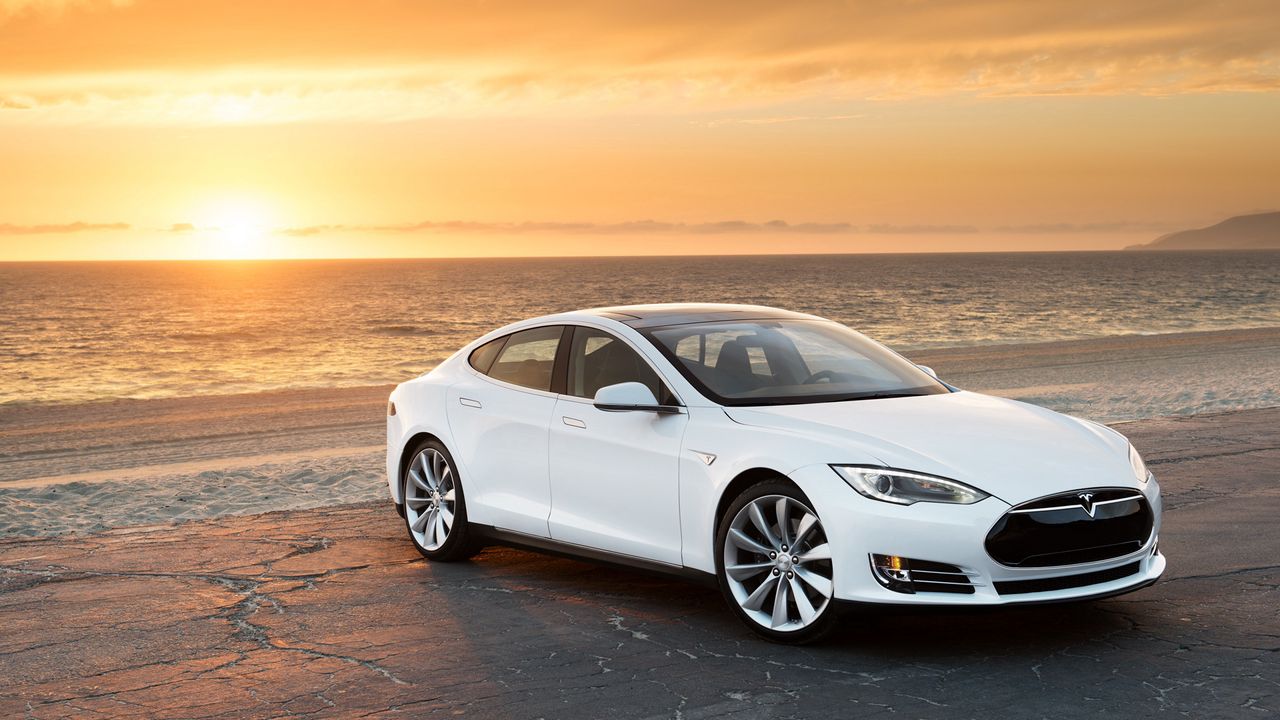 Tesla araçlarını daha akıllı hale getiriyor