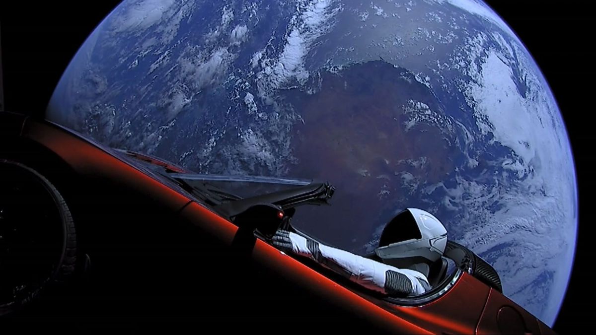 Uzayda gezinen Tesla Roadster asteroit zannedildi!