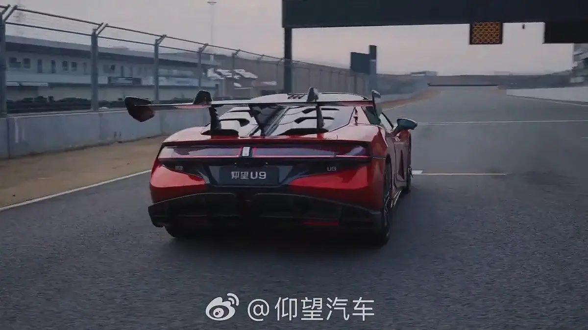 BYD’nin yeni otomobili, pisti sürücüsüz tamamladı!
