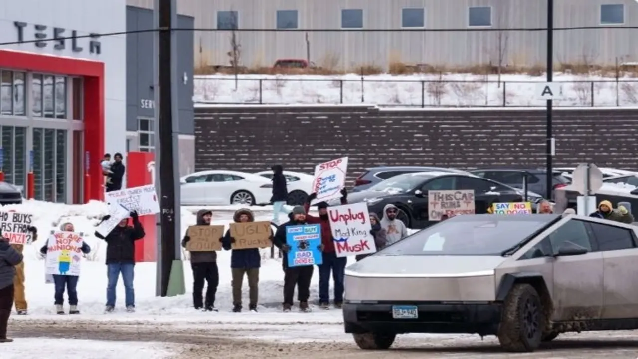 Elon Musk ve Tesla yine protesto edildi!