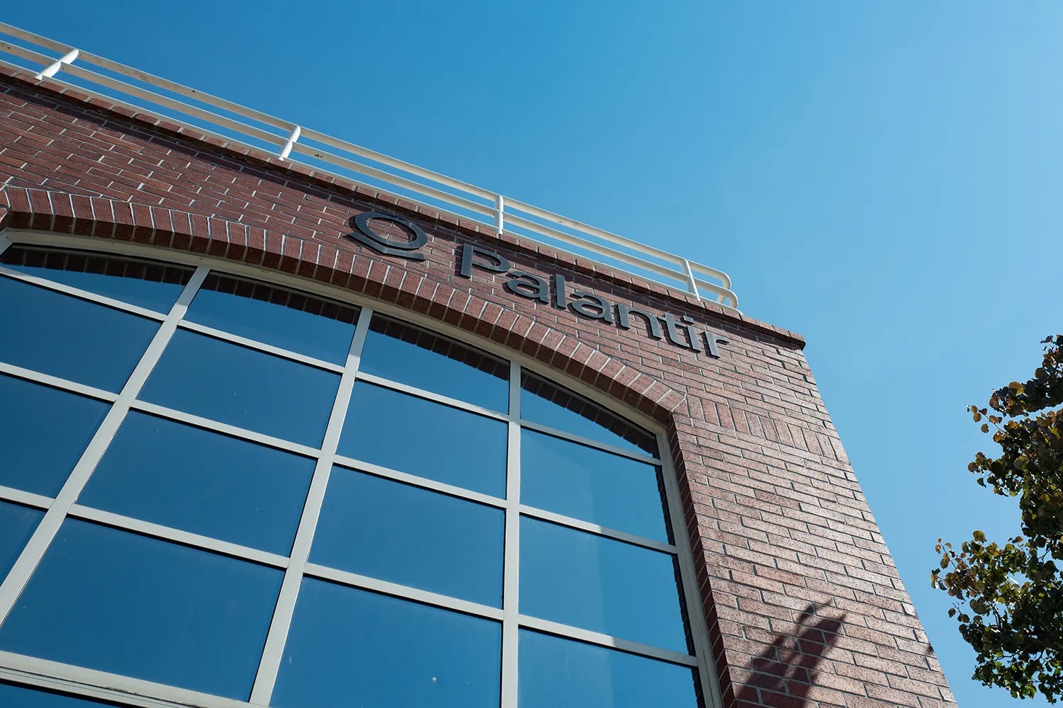 Palantir göçmen gözetim teknolojileri nedeniyle eleştiriliyor