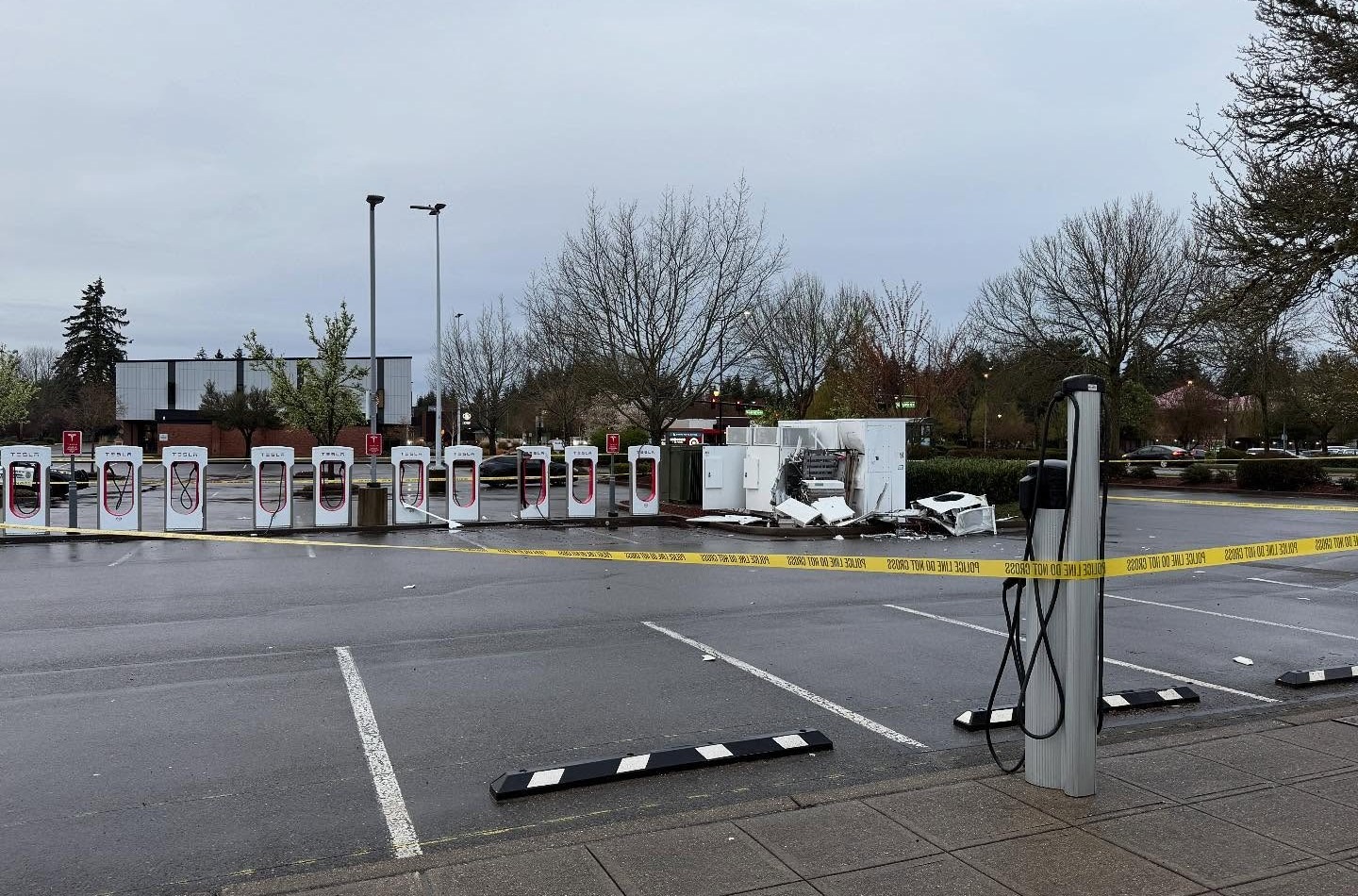 Tesla Süper Şarj istasyonu patlama sonrası hasar aldı
