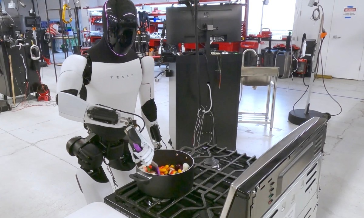 Tesla insansı robot tarafında ilerleme gösteriyor