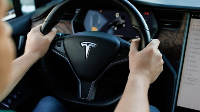 Tesla otonom taksi planı