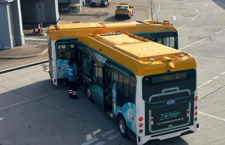 Havaalanında otonom otobüs kazası oldu
