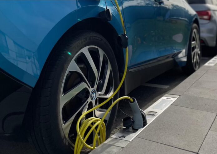 Kaldırımda elektrikli araç şarjı