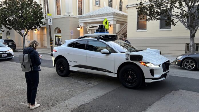 Waymo ve Uber robotaksi