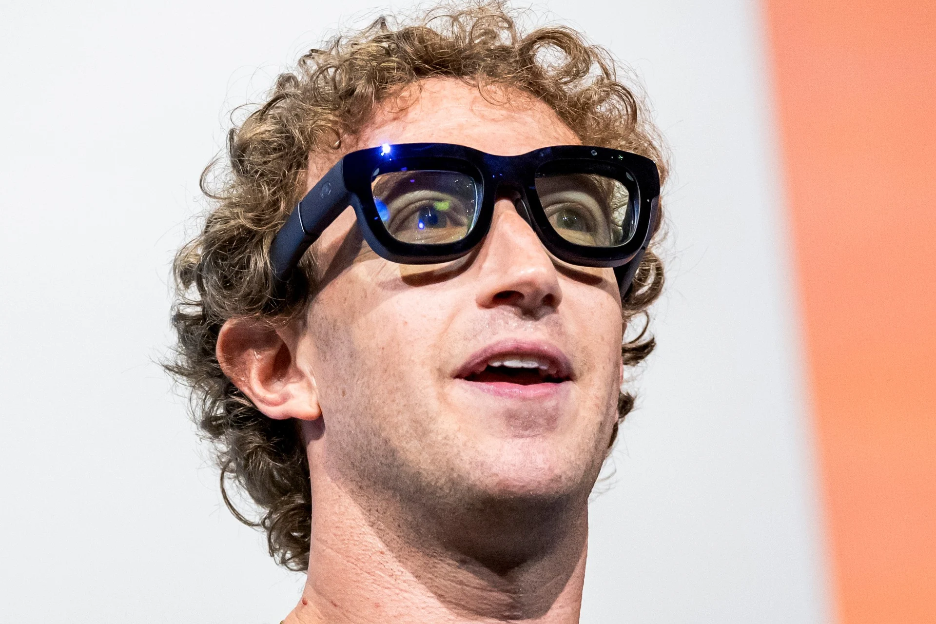 Zuckerberg yapay zeka yarışı için kopyalamaya devam ediyor