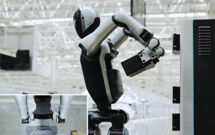 Kendi pilini değiştiren robot