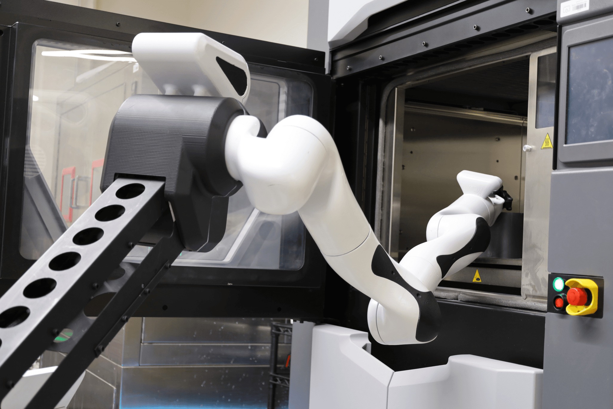 KR1 robot ürün yerleştirmeleri yapıyor