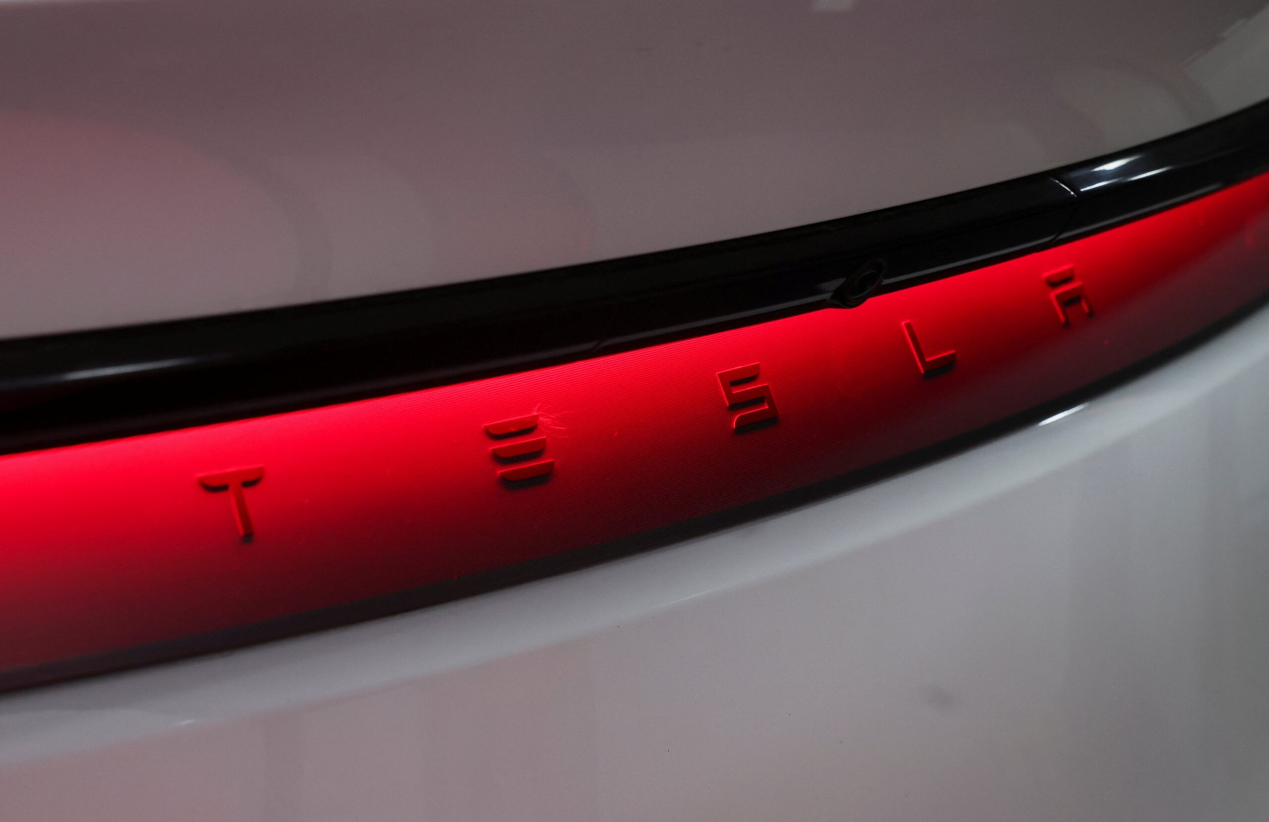 Tesla çip çalışmalarını daha kolay hale getirecek