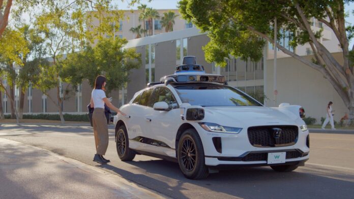 Toplu taşıma için robotik taksi