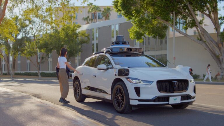 Toplu taşıma için robotik taksi