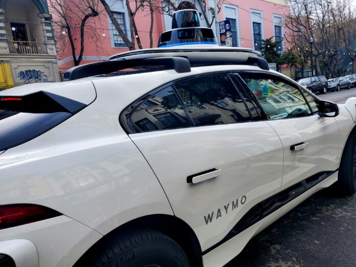 Waymo kurumsal robotaksi