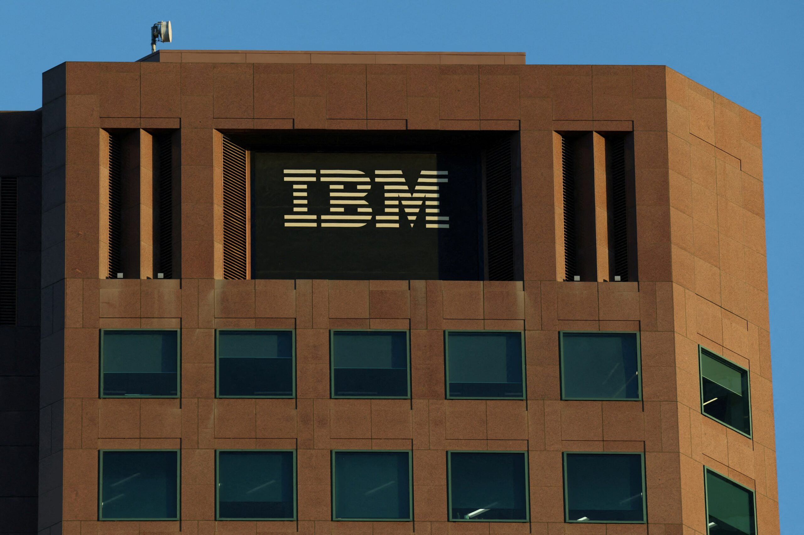 IBM hisseleri bulut yavaşlamasıyla düşüşte