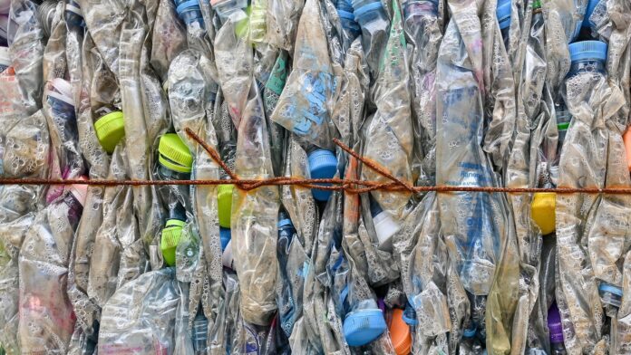 Plastik şişeler enerji depolama