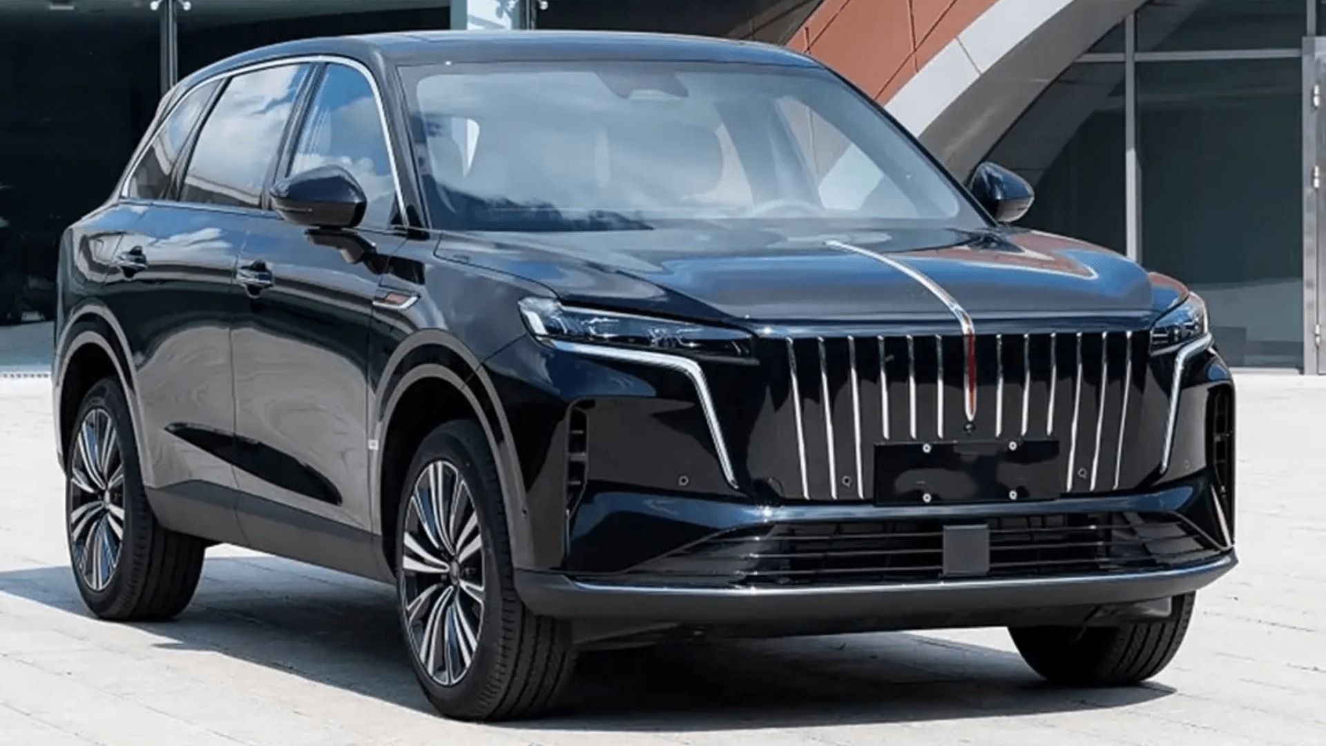 Hibrit elektrikli Hongqi HS6 menzil rekoru kırdı
