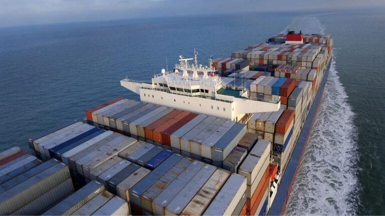 Toryumla çalışan kargo gemisi