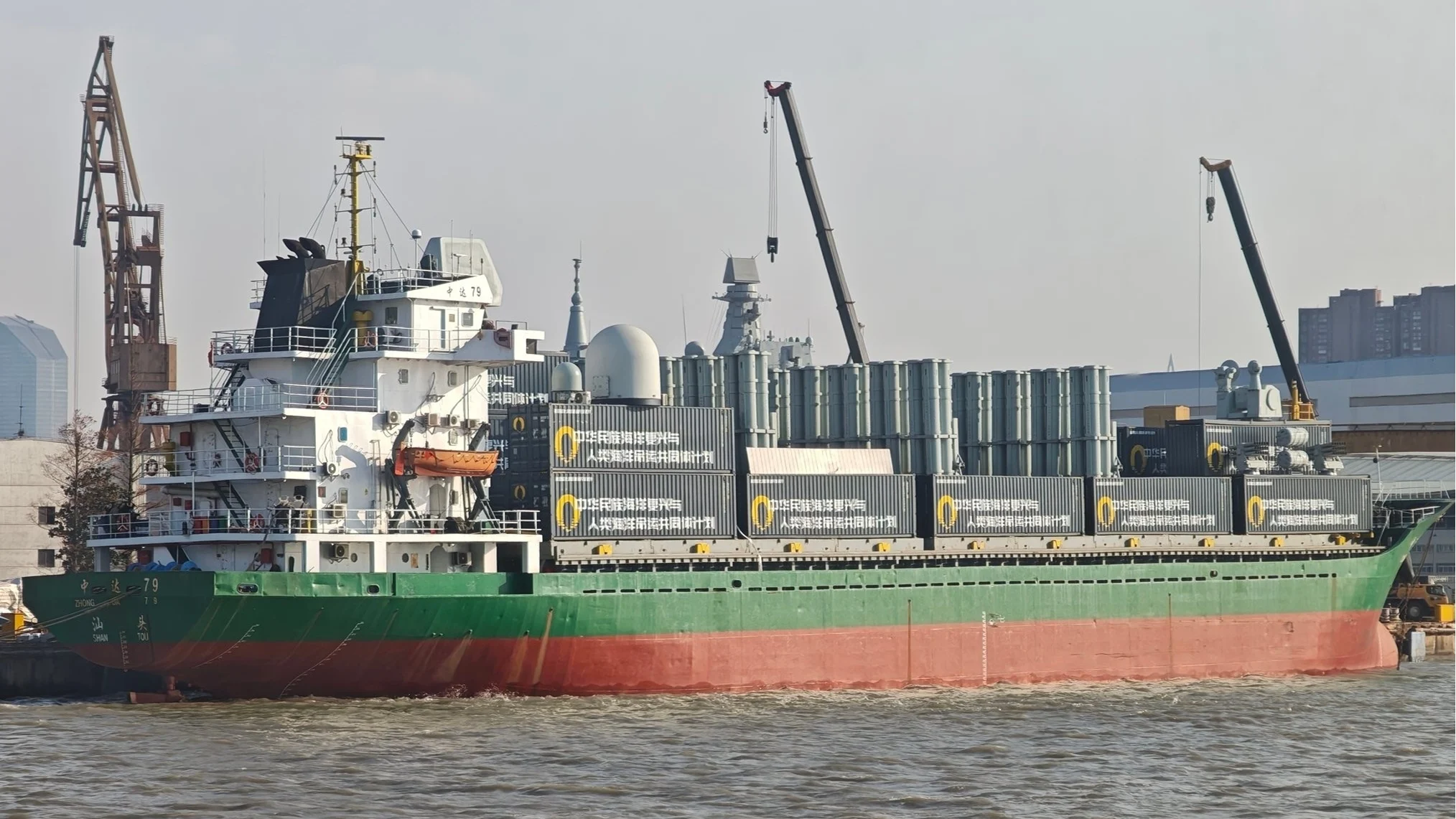 Kargo gemileri askeri gemilere dönüşüyor