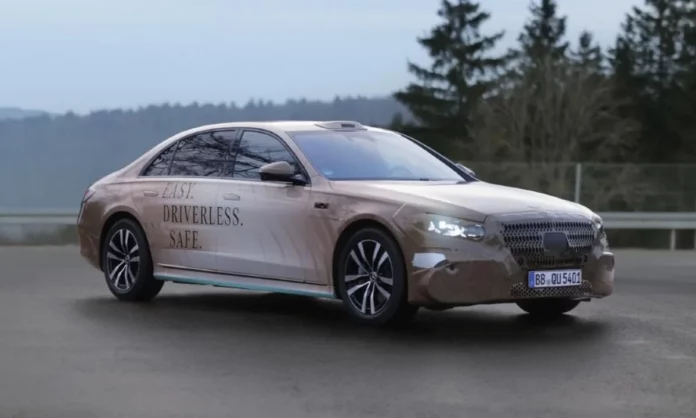 Uber sürücüsüz Mercedes