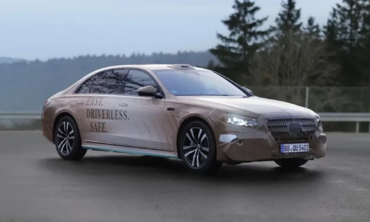 Uber sürücüsüz Mercedes