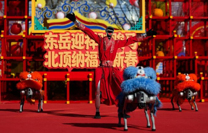 Çin insansı robotları