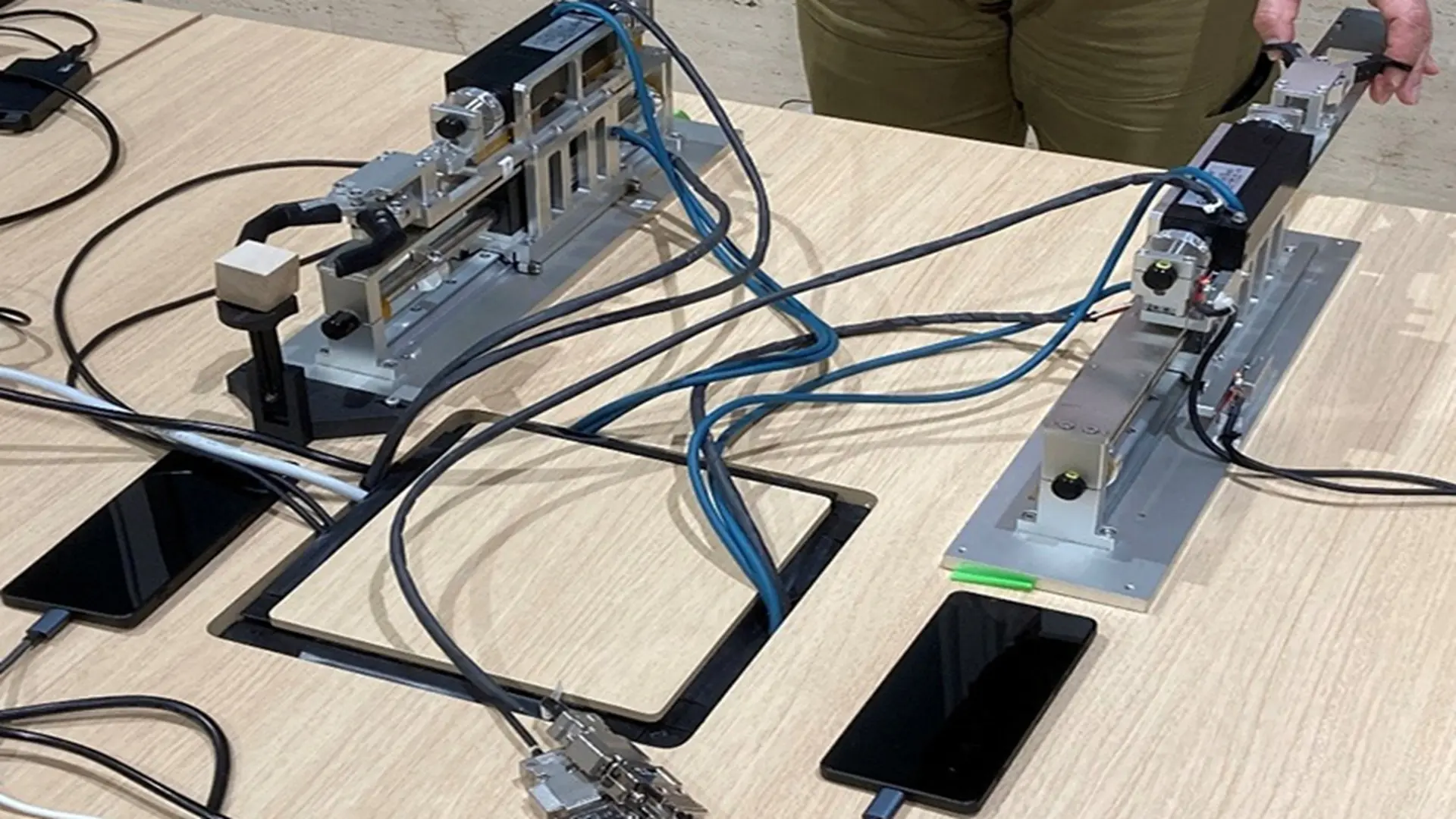 Ticari 5G dokunsal robot uzaktan kumanda için kullanıldı