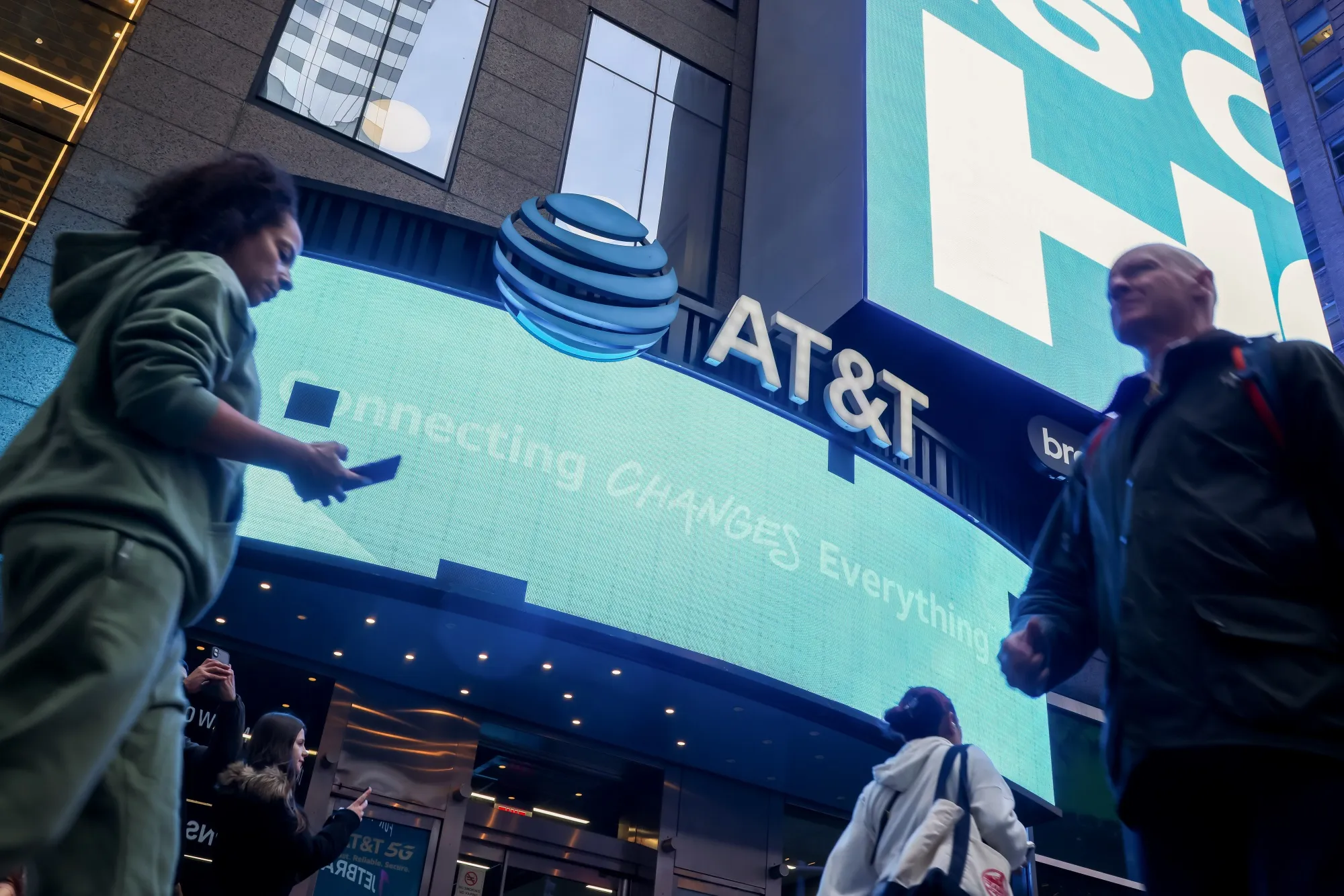 AT&T kablosuz abone sayısında hedefi aştı