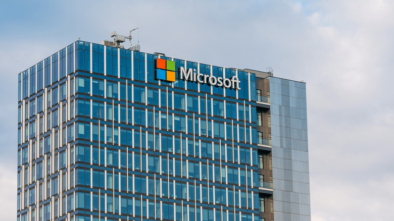 Microsoft vergi yükü için kârlarını farklı yerlere aktarıyor