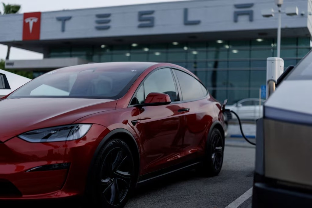 Tesla robotaksi tutumunu değiştiriyor