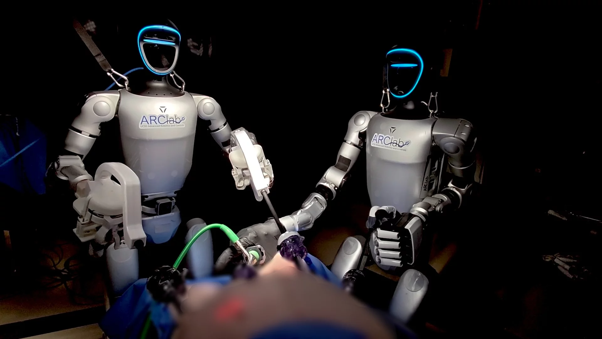 Uzaktan kumandalı insansı robotlar ameliyat yaptı