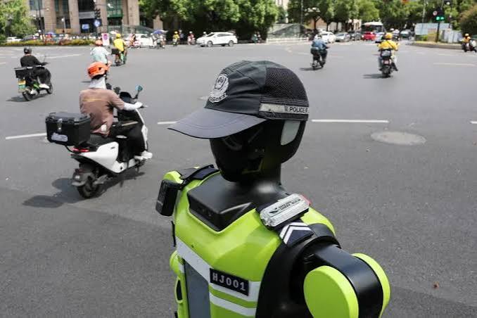 Çin robot polisleri