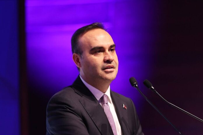 Sanayi ve Teknoloji Bakanı Mehmet Fatih Kacır kürsüde konuşurken